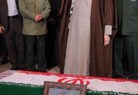 عکسی از رهبر انقلاب و ۲ فرمانده بلندپایه سپاه پاسداران در حاشیه اقامه نماز بر پیکر سردار شهید ...