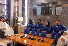 جدیدترین ژست محمد بن سلمان  با دو زن و دو مرد عربستانی قبل از ماموریت تاریخی / عکس