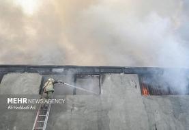 اطفا حریق و لکه گیری انبار بزرگ خیابان مولوی همچنان ادامه دارد