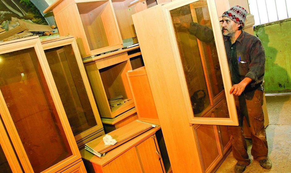 (تصاویر ۱۸+) ؛ مراحل ساخت یک تابوت در کارگاه نجاری بهشت زهرا(س)