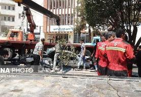 تصادف وحشتناک پژو ۴۰۵ با تریلی؛ نجات معجزه آسا از زیر تریلی/ عکس