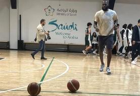 عکس‌| پادشاه بسکتبال در عربستان!