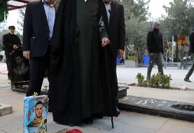 حضور رهبری بر سر مزار مستشاری که در دمشق به شهادت رسید