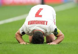 لحظات عاشقانه و احساسی علیرضا جهانبخش بعد از صعود تیم ملی (فیلم)