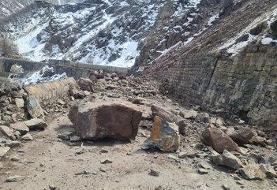 هشدار پلیس برای سقوط سنگ در این جاده