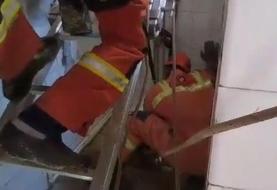 سقوط مرد جوان در چاه حمام (فیلم)