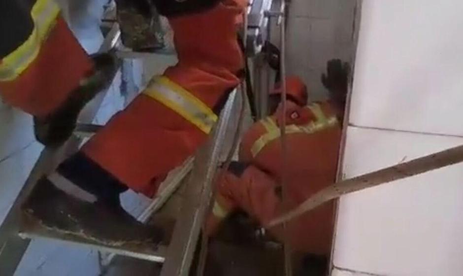 سقوط مرد جوان در چاه حمام (فیلم)