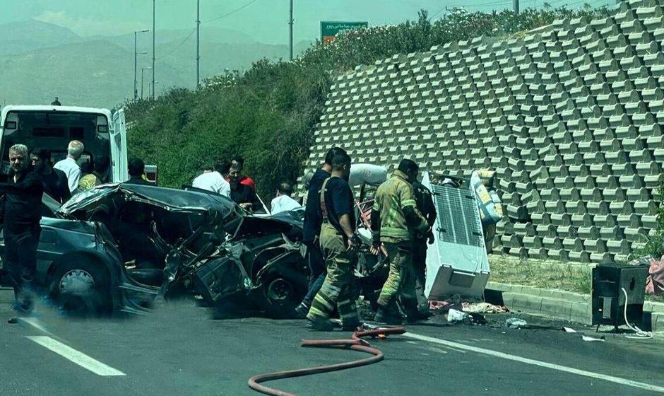 واژگونی عجیب تریلی این جاده را مسدود کرد (فیلم)