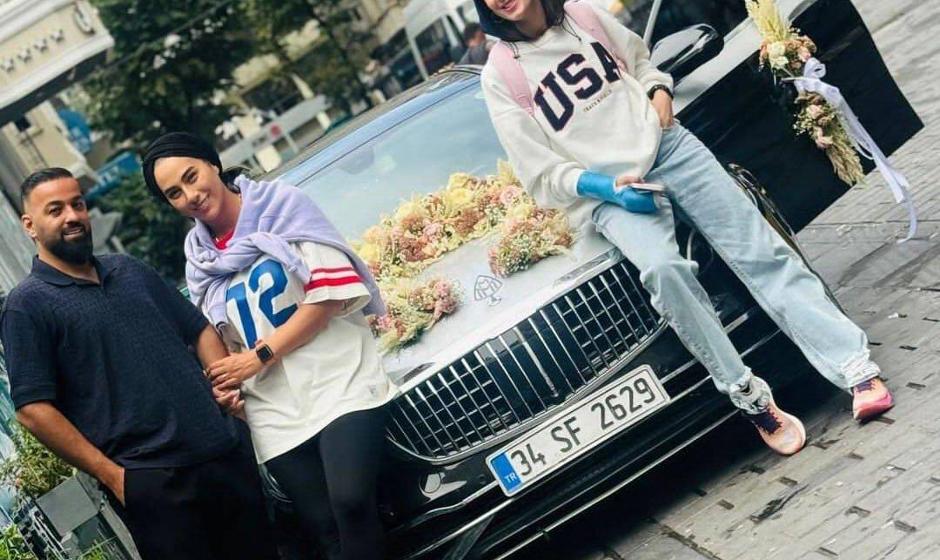 عکس | تصویر خبرساز مبینا نعمت‌زاده کنار خودرو لاکچری