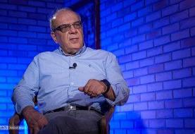 انتقاد تند عباس عبدی از ائمه جمعه ؛ رفتار دوگانه کمکی به اعتبار روحانیت نمی‌کند
