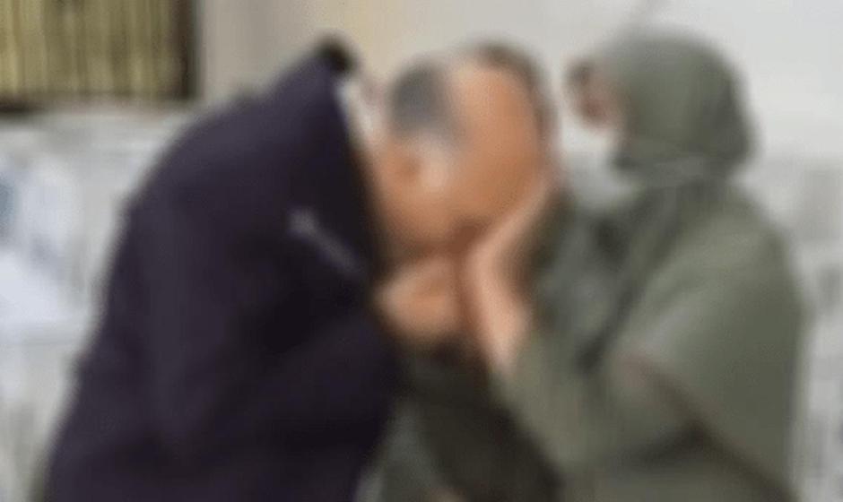 احضار کارفرما بخاطر بوسه بر دستان کارگر زن در مشهد