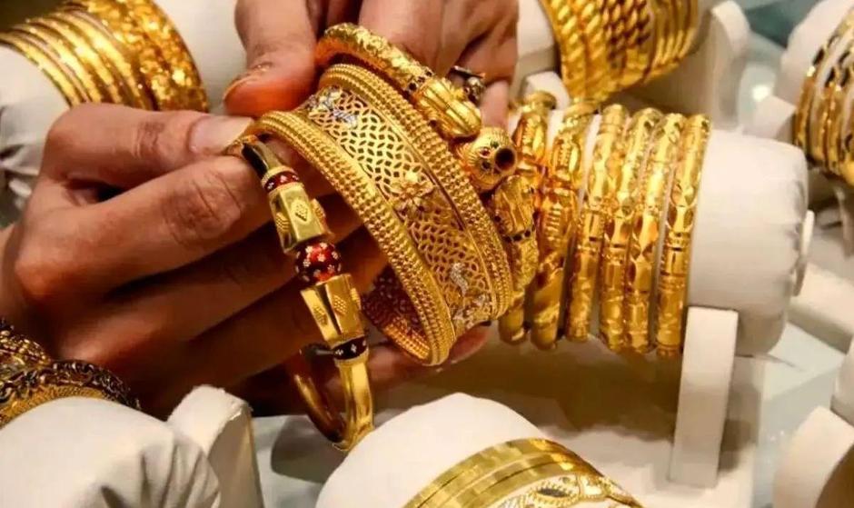 کاهش قیمت طلا در بازار جهانی؛ هر اونس به ۴ هزار و ۴۵ دلار رسید