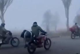 لحظه ورود سربازان روسی به اوکراین با موتورسیکلت! + فیلم