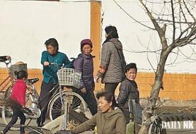 فخرفروشی با کاپشن‌های تقلبی در کره شمالی؛ قیمت یک کاپشن معادل ۷۵۰ کیلو برنج!