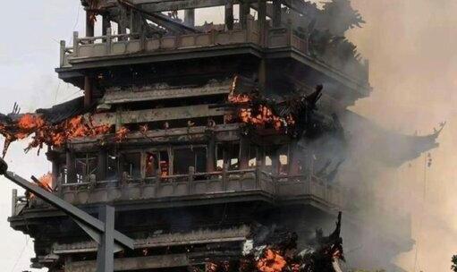 معبد ۱۵۰۰ ساله چین به‌طور کامل در آتش سوخت (+عکس)