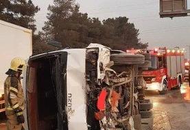 واژگونی مینی بوس در تهران حادثه ساز شد/ آمار مصدومان