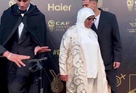 عکس| ورود عجیب اشرف حکیمی با اسکوتر به مراسم بهترین‌ها