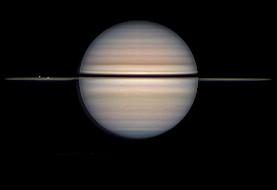 عکس روز ناسا از عبور قمرهای یخی از مقابل حلقه‌های زحل