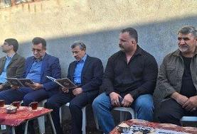 ژست‌های خاص احمدی‌نژاد در مراسم ختم خواهر مشایی + عکس