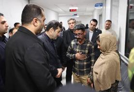 عکس | عیادت دنیامالی از دختر موتورسوار؛ گفت‌وگوی وزیر با پدر و مادر «النا»