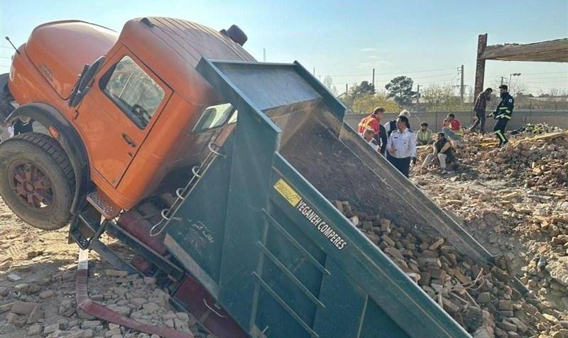 ۲ کشته و ۲ مصدوم در حادثه سقوط کامیون در پی فروریختن آب‌انبار