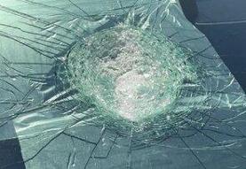 برخورد شیء مرموز فضایی به خودروی تسلا /عکس