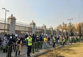 تصویری از تجمع اعتراضی مقابل مجلس شورای اسلامی/ ماجرا چیست؟