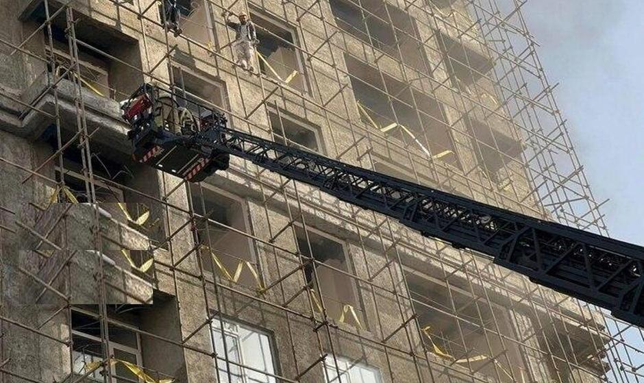 آتش‌سوزی یک برج نیمه‌کاره در انتهای بزرگراه شهید همدانی مهار شد