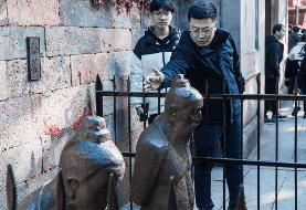 دو مجسمه منفور در چین که هر روز از هزاران نفر کتک می‌خورند