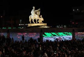 مجسمه «زانو‌زنندگان برابر ایران» در میدان انقلاب رونمایی شد