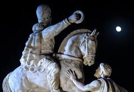 کنایه زیدآبادی به نصب مجسمه شاپور در میدان انقلاب