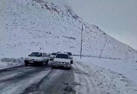 گردنه عسل‌کشان بر اثر بارش برف مسدود شد