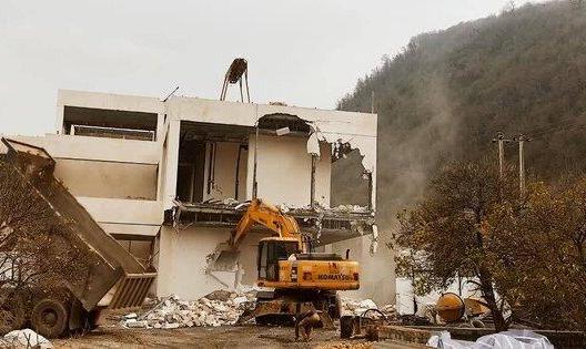 چرا تخریب قسمت غیرمجاز ابر ویلای شخص ذی‌نفوذ زمانبر شد؟!