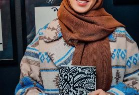 تیپ هنری «سوگل طهماسبی» در رونمایی کتاب «من شاعر نیستم» (عکس)