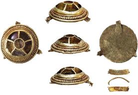 بیرون آمدن گنج «جواهرات شکسته» از دامنۀ یک تپه ۱۴۰۰ ساله | عکس