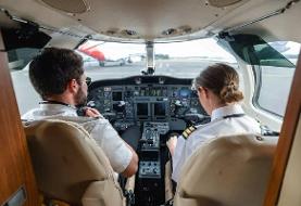 چرا هنگام سوار شدن مسافران در کابین خلبان باز است؟