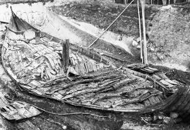 مجسمه‌ای شبیه «بودا» روی سطل هزار ساله‌ | عکس