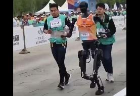 برگزاری اولین دو ماراتن بین انسان‌ها و ربات‌های انسان‌نما در چین (فیلم)