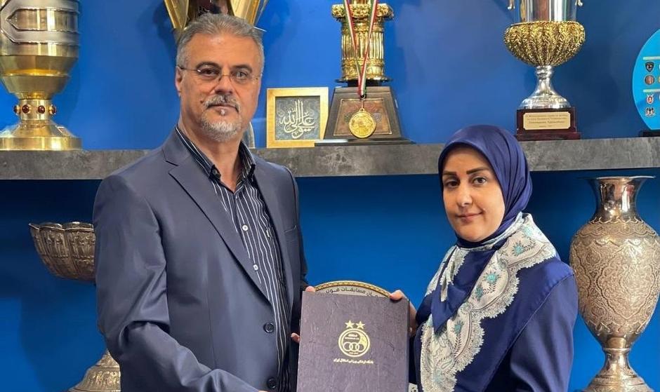 یک زن سخنگوی استقلال شد
