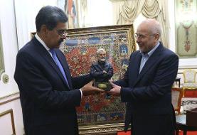قالیباف هدیه خانوده شهید سلیمانی را به رئیس‌جمهور ونزوئلا تقدیم کرد