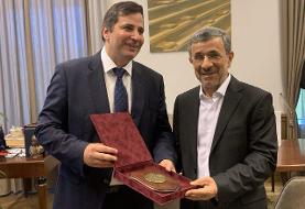 عکسی از هدیه محمود احمدی نژاد به رئیس دانشگاه مجارستان