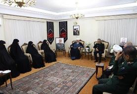 دیدار رئیس دفتر رهبر انقلاب با خانواده سردار سلامی/ خداوند حق شفاعت به شهید سلامی داده است/ او ...