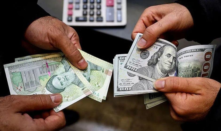تسنیم: نرخ دلار توافقی در بازار تجاری با کاهش روبه‌رو شد و به ۷۱ هزار و ...