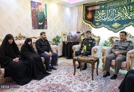 دیدار فرمانده فراجا با خانواده شهید شادمانی/ خاطره رادان درباره آخرین صحبت با فرمانده قرارگاه ...