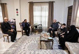 تصویری از حضور قالیباف در منزل سرلشکر شهید غلامرضا محرابی