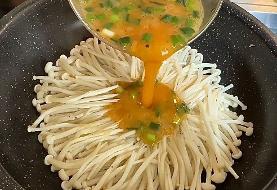 دستور تهیه یک املت متفاوت با قارچ آنوکی توسط آشپز آمریکایی (فیلم)