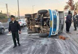 واژگونی مینی بوس مرگبار شد/ آمار مصدومان
