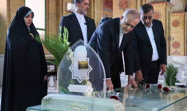 پزشکیان و هیئت دولت به مقام رفیع شهیدان ادای احترام کردند