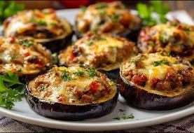 طرز تهیه یک دلمه متفاوت ایتالیایی با بادمجان، سوسیس و پنیر (فیلم)