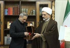 اهدای انگشتر شهید سلیمانی به موزه شهدای حشدالشعبی